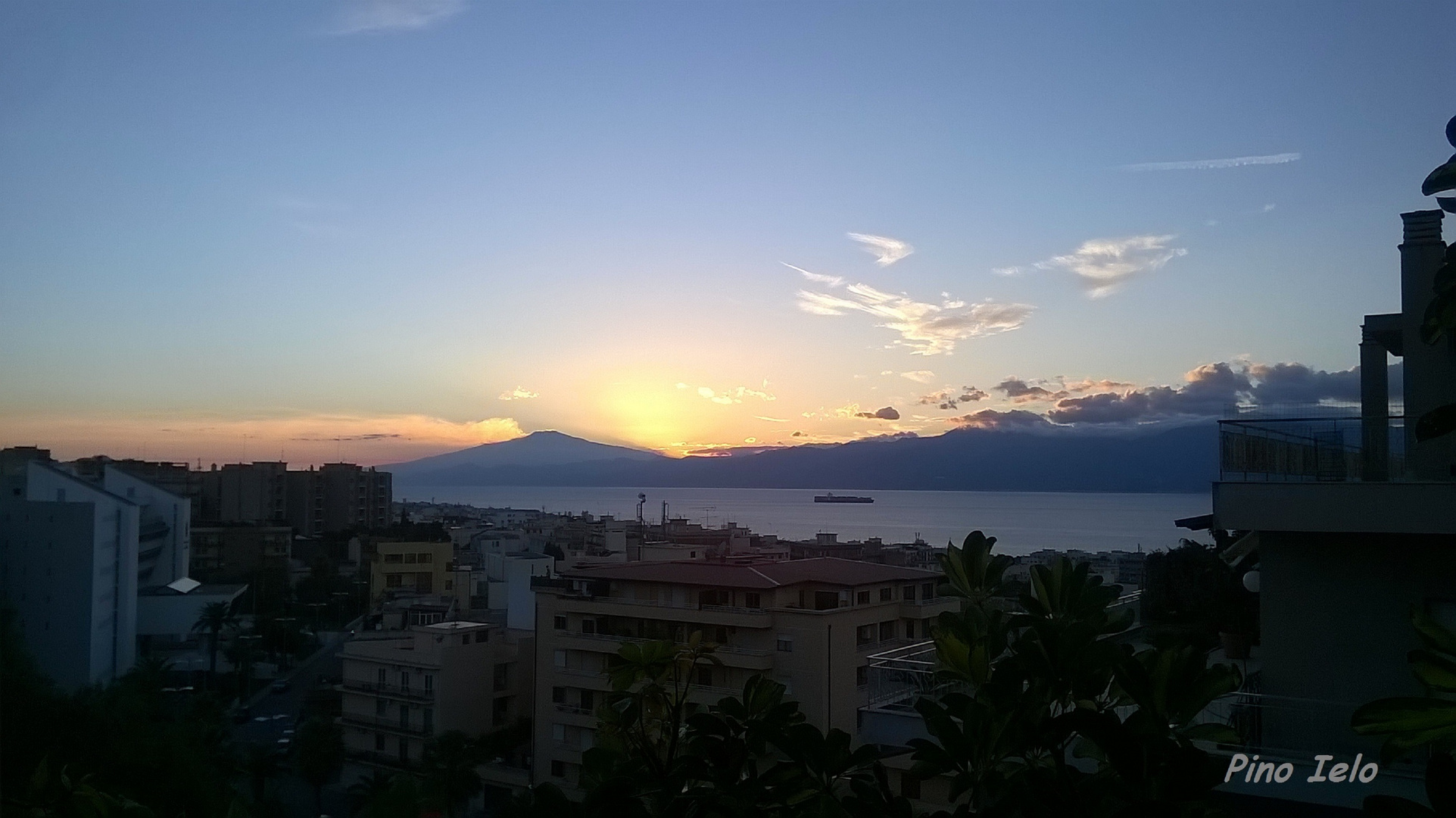 scende la sera sullo Stretto di Messina