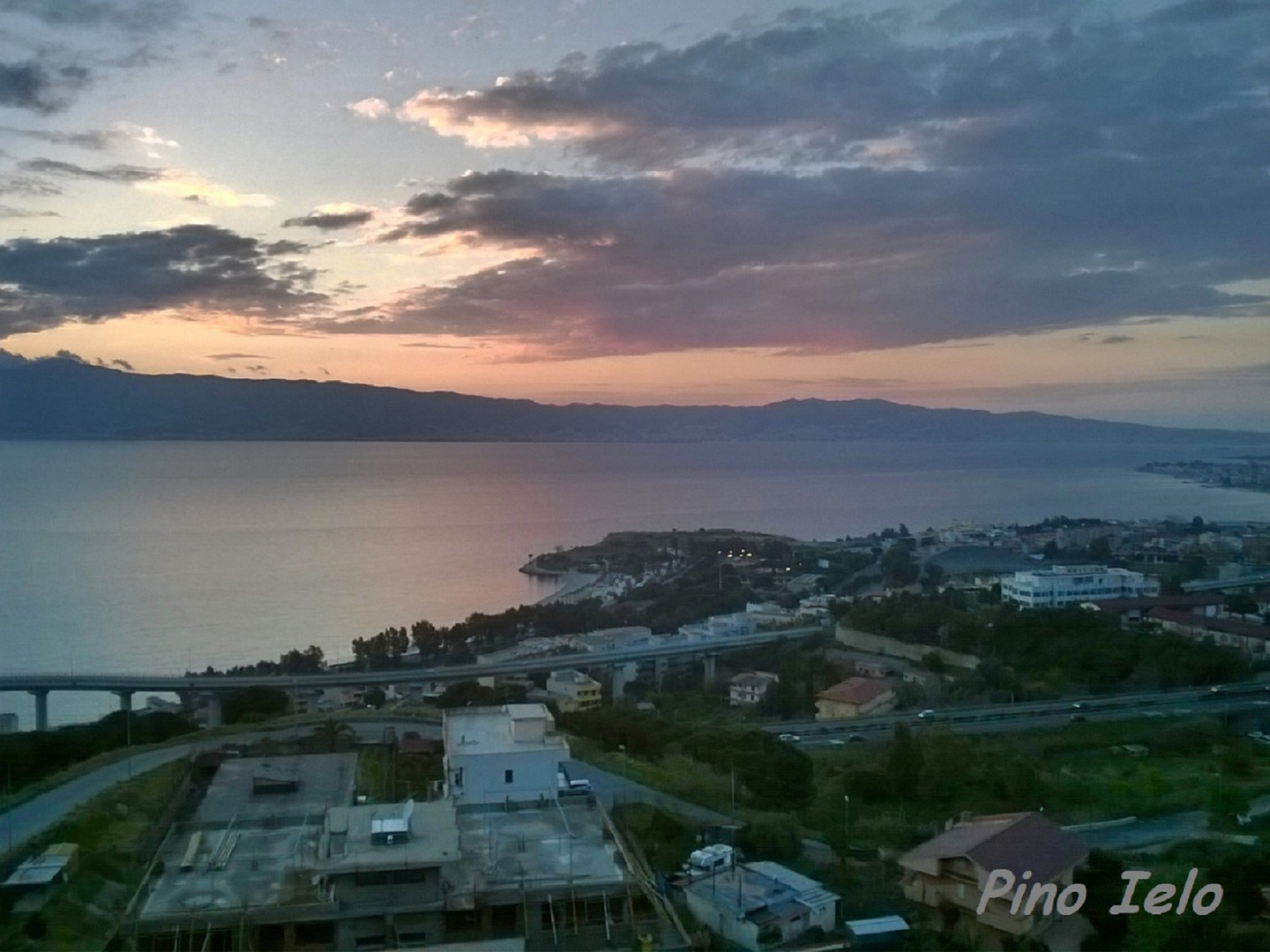 Scende la sera sullo stretto di messina