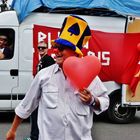 Scène de rue à une fête parisienne