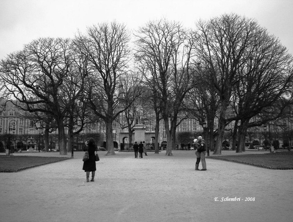 Scene di vita quotidiana a Place des Vosges - Paris