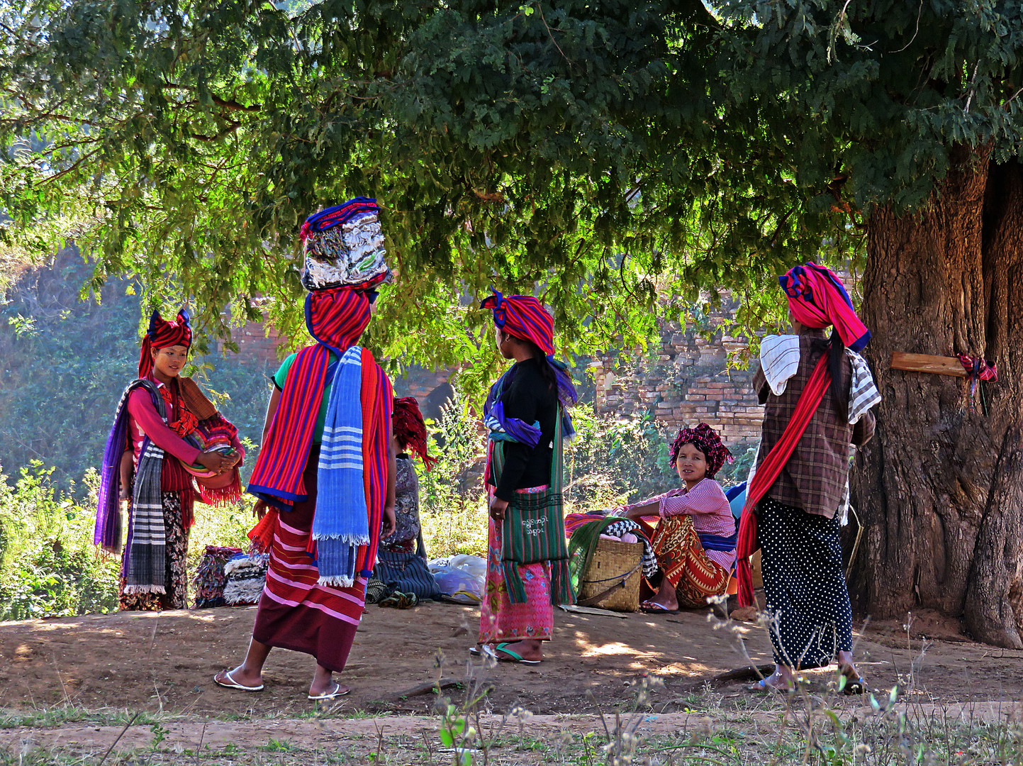 Scene di vita quotidiana, Inthein Village.