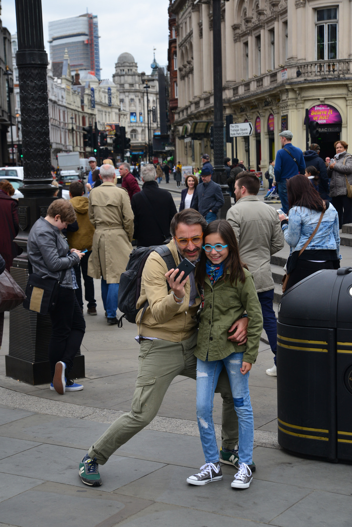 [ Scenes from Picadilly Circus 2: Selfies ]