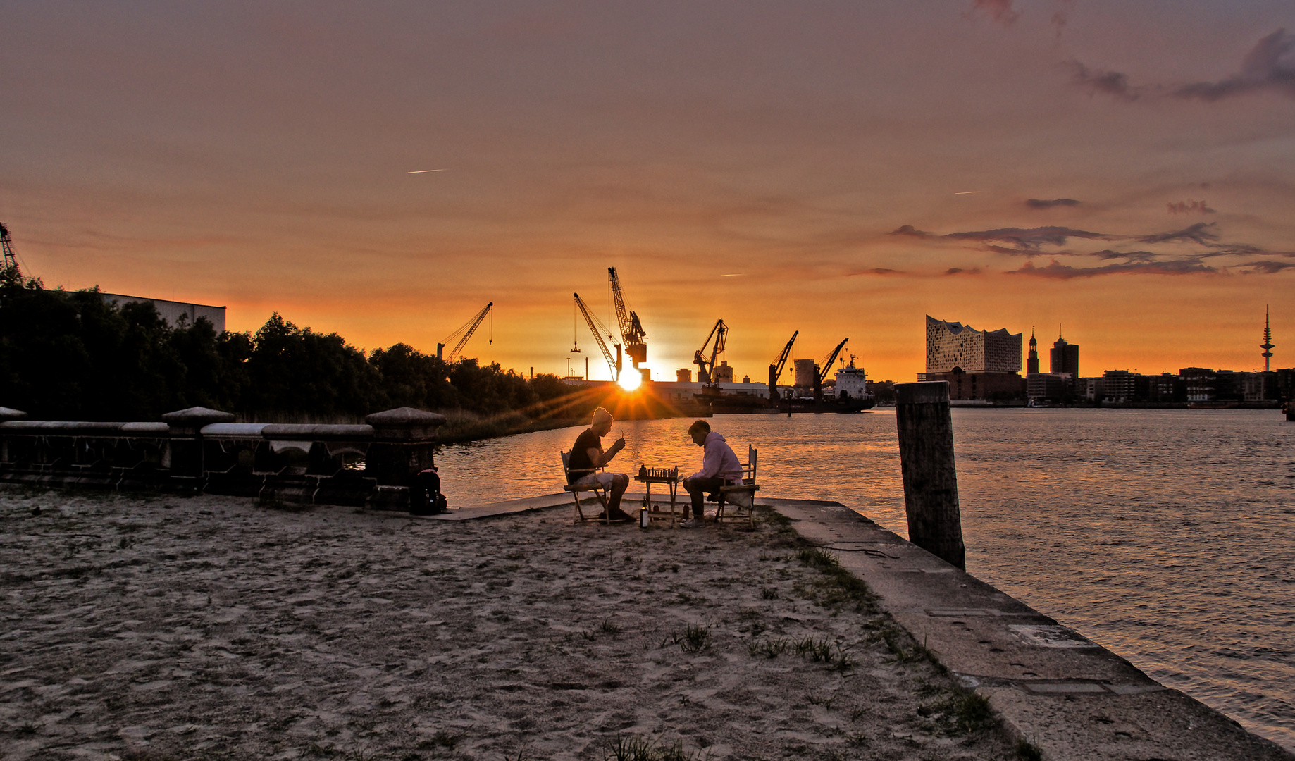 Schach bei Sonnenuntergang