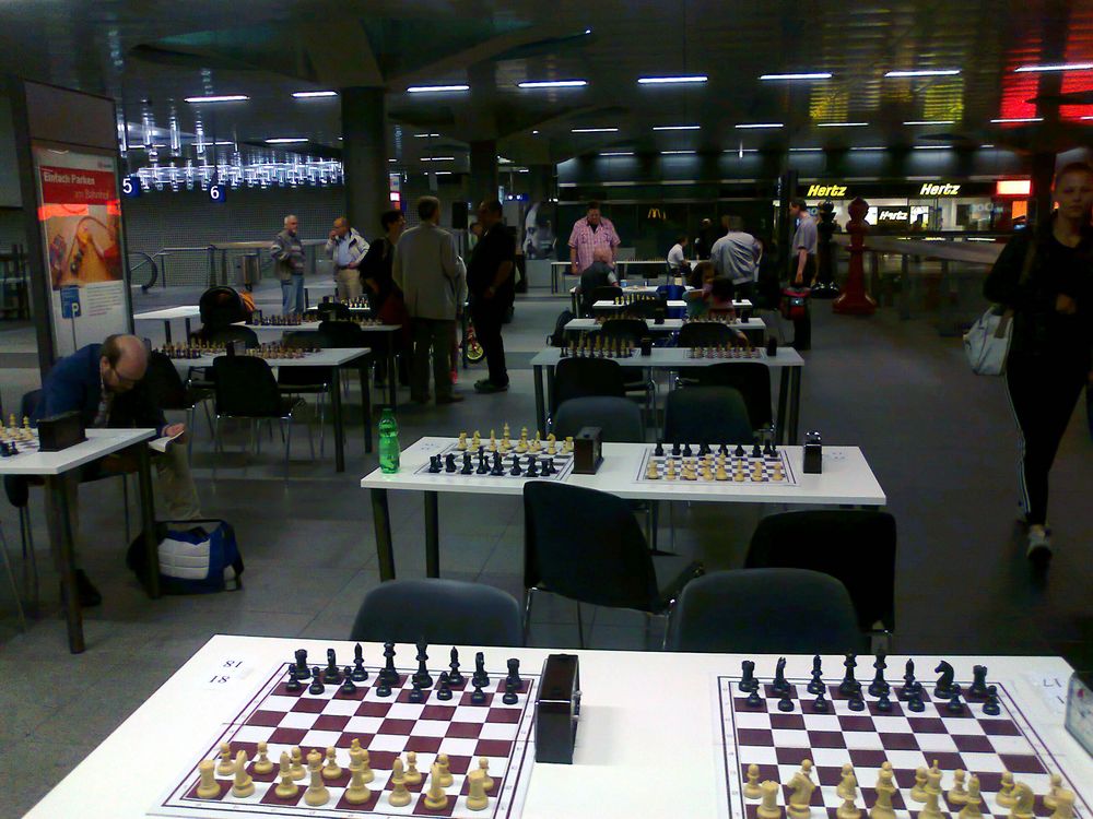 Schach im Vorbeigehen 14.06.2015 Hauptbahnhof Berlin