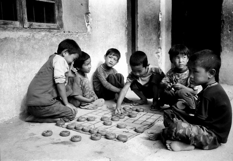 "Schachspielende Kinder" 2008 - Yunnan/China