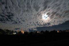 Schäfchenwolken bei Vollmond