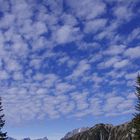 Schäfchenwolken im Gebirge