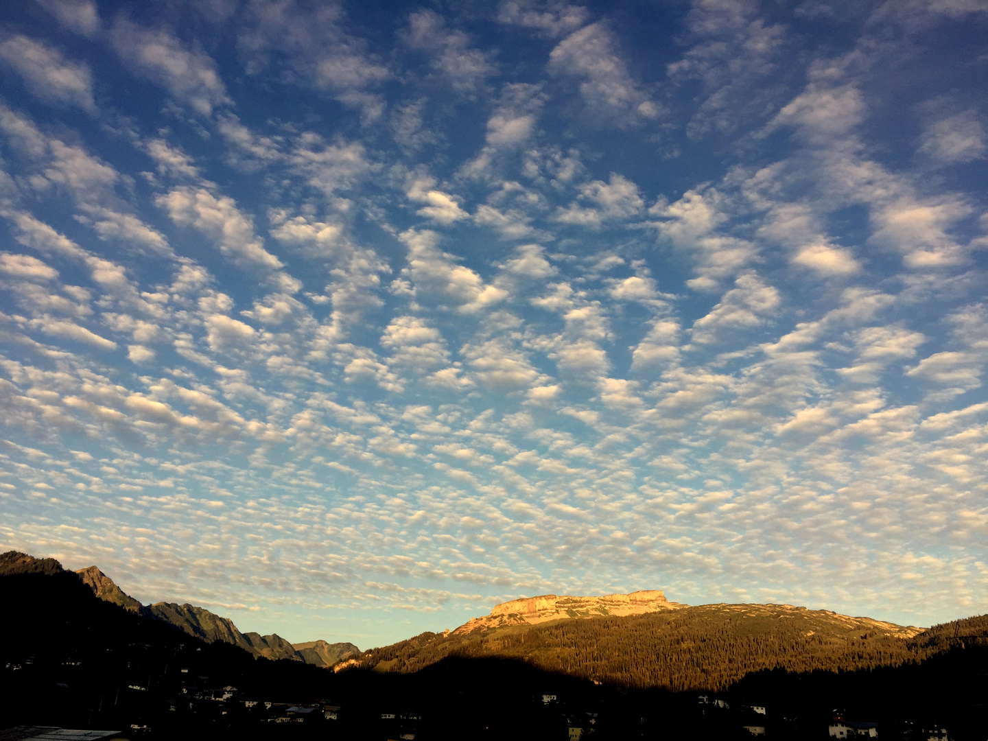 Schäfchenwolken über dem Ifen am frühen Morgen