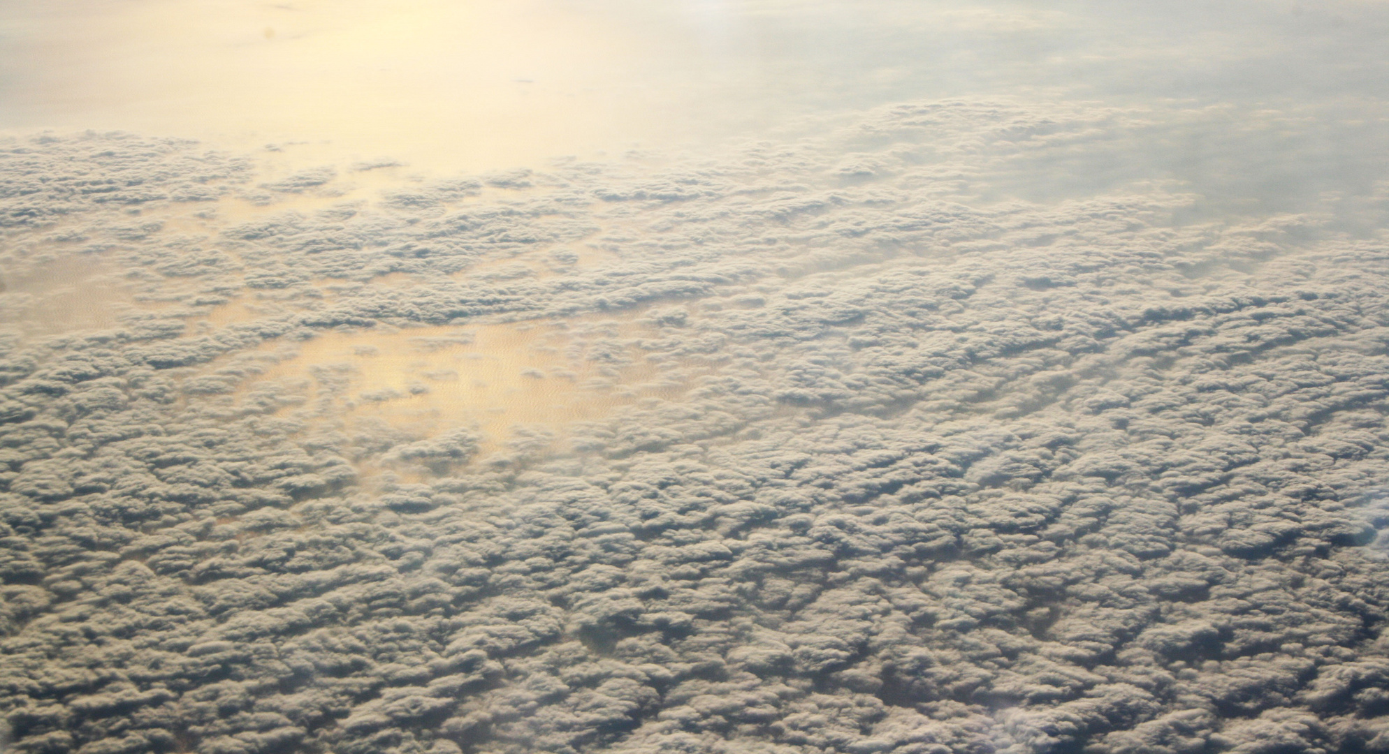 Schäfchenwolken über dem Meer