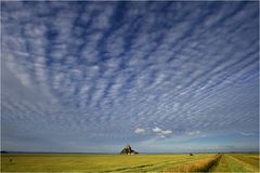 Schäfchenwolken über dem Mont Saint-Michel