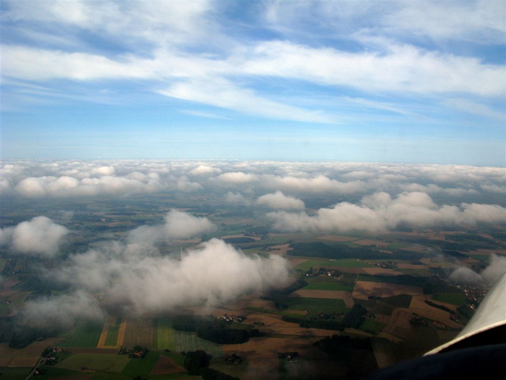 Schäfchenwolken über Westfalen von oben