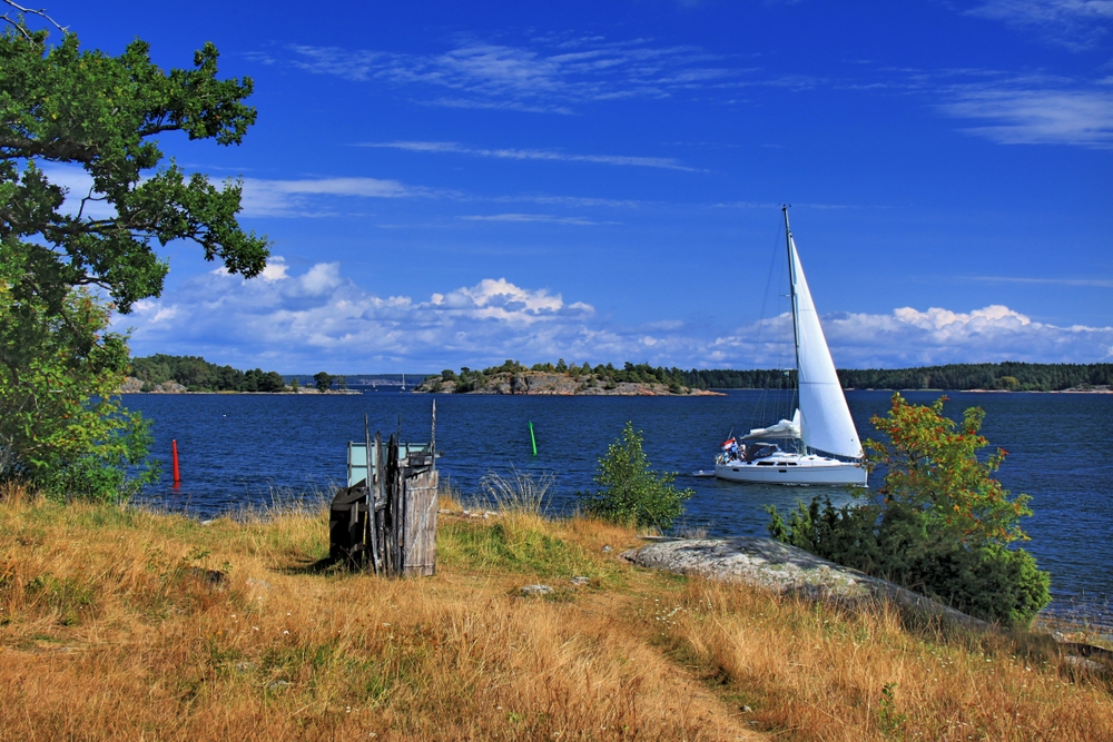 Schärenlandschaft mit Segelboot