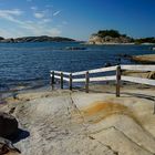 Schärenwelt - Geländer über flache Granitfelsen zum Meer 