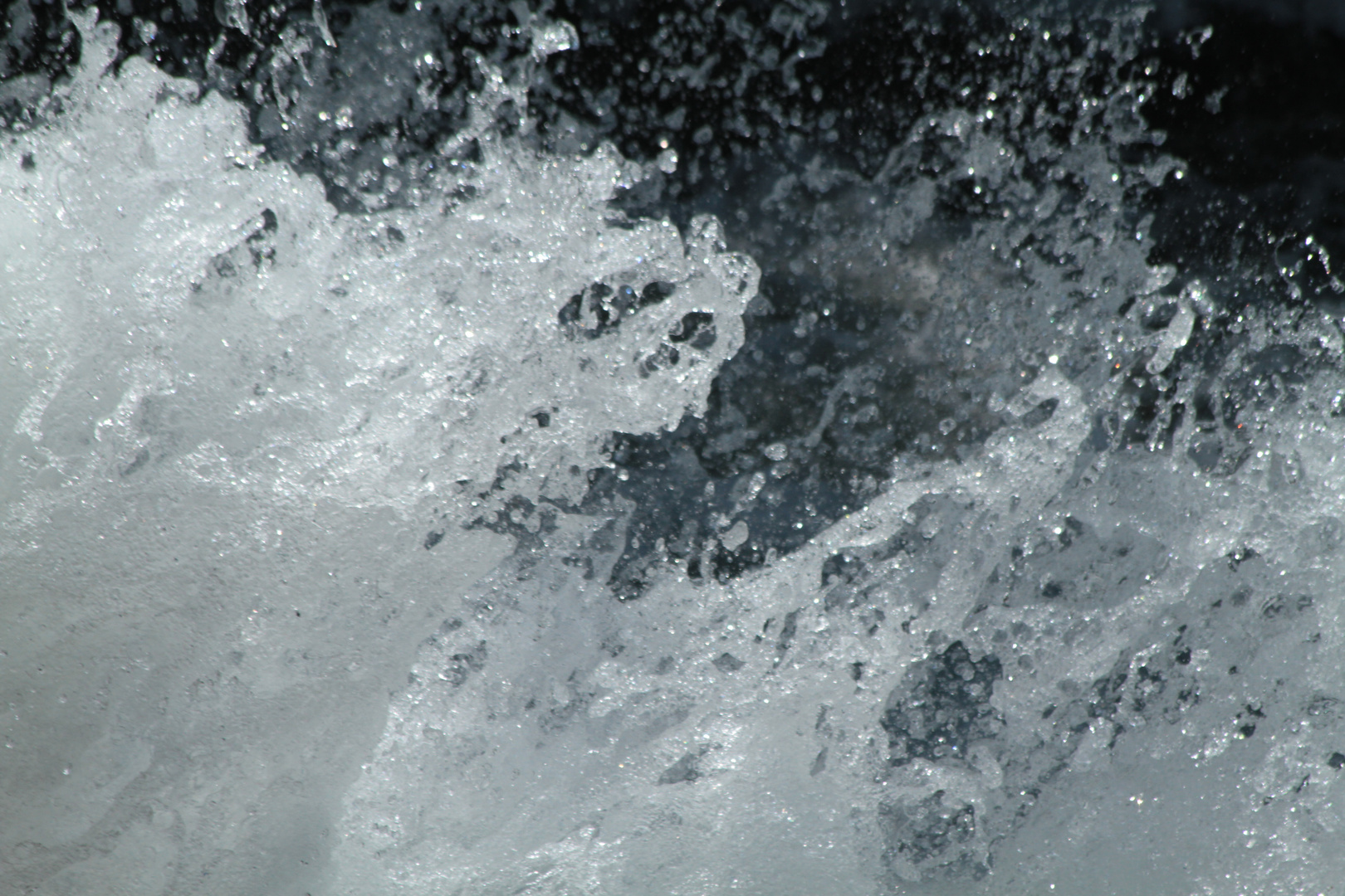 Schäumendes Wasser im Stauwehr