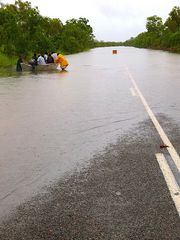 "Schafft Wasser auf der Straße Not, fährst du halt in dem Aluboot!"