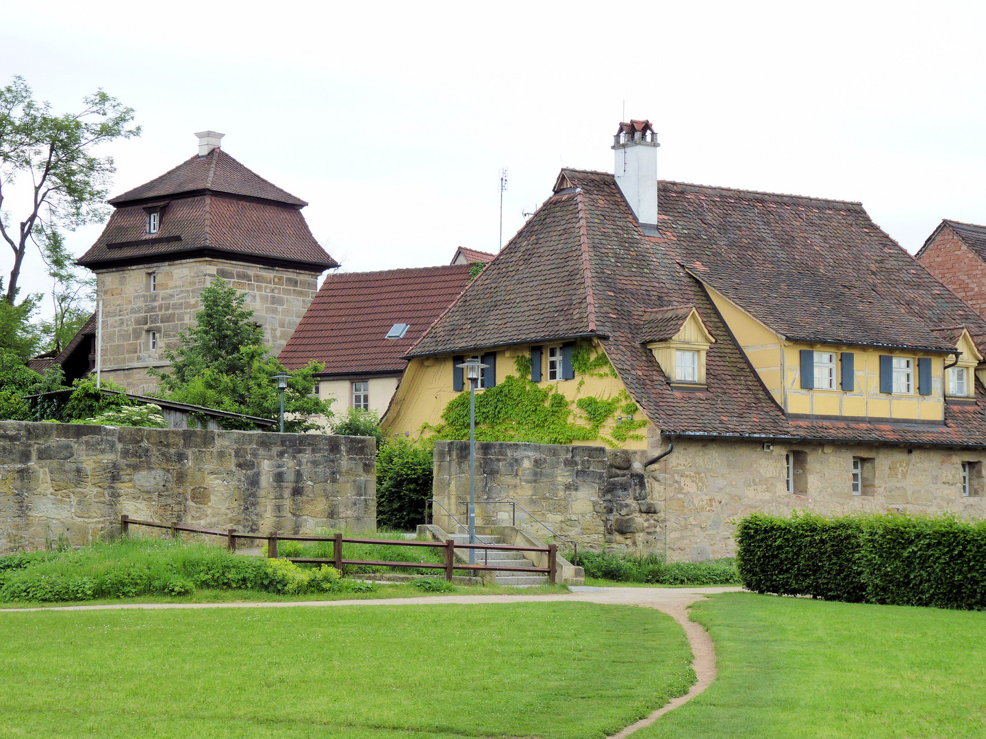 Schafhaus und Tor vom Park aus gesehen