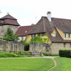 Schafhaus und Tor vom Park aus gesehen