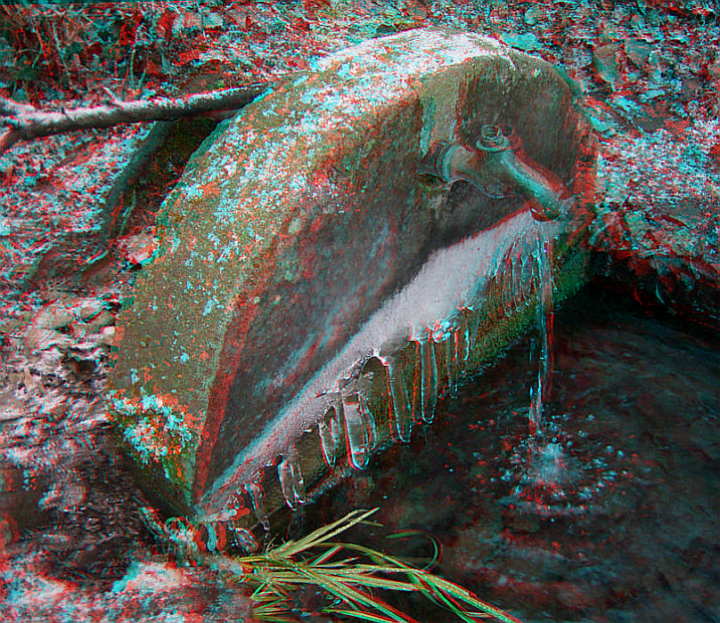 Schafsbrunnen mit Eiszapfen (3D-Anaglyphe)