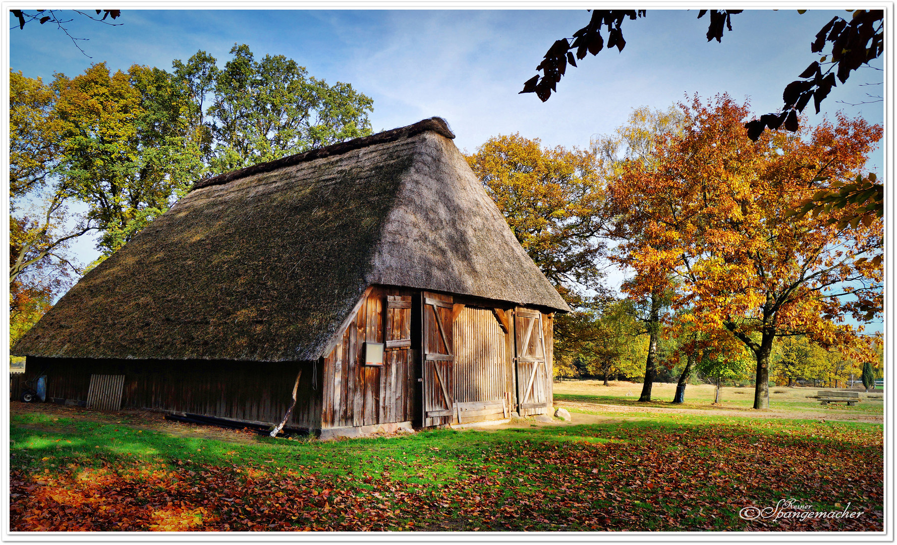 Schafstall im Herbst