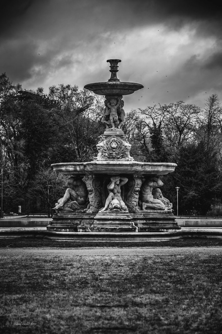 Schalenbrunnen auf dem Corneliusplatz, Düsseldorf