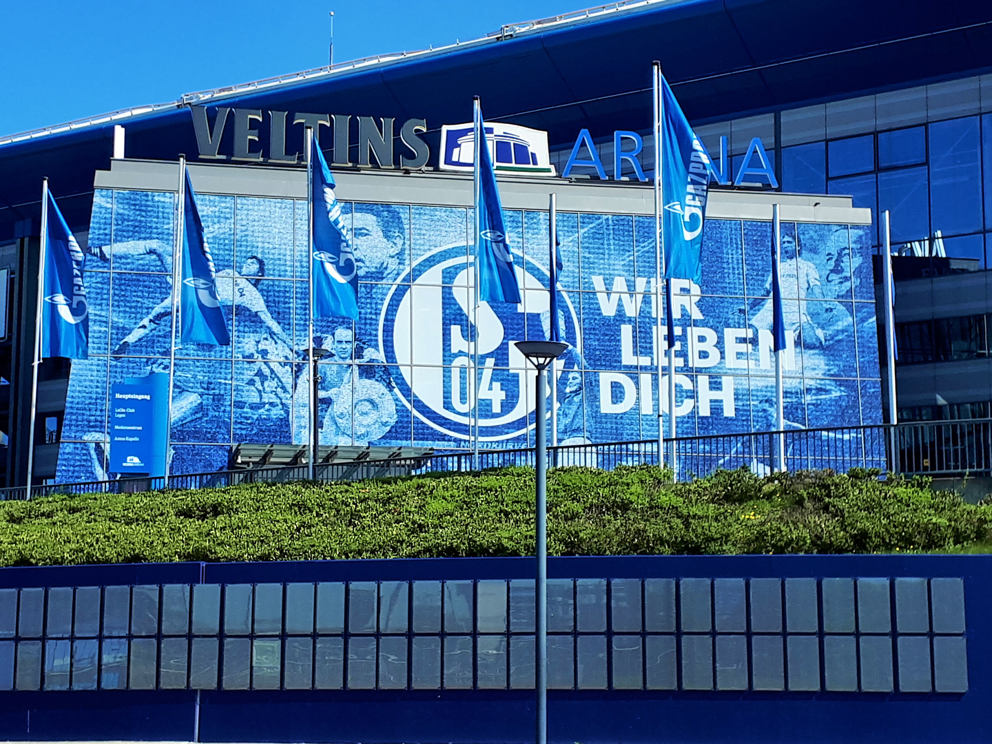 Schalke 04 spielt in der Veltins Arena auf Schalke