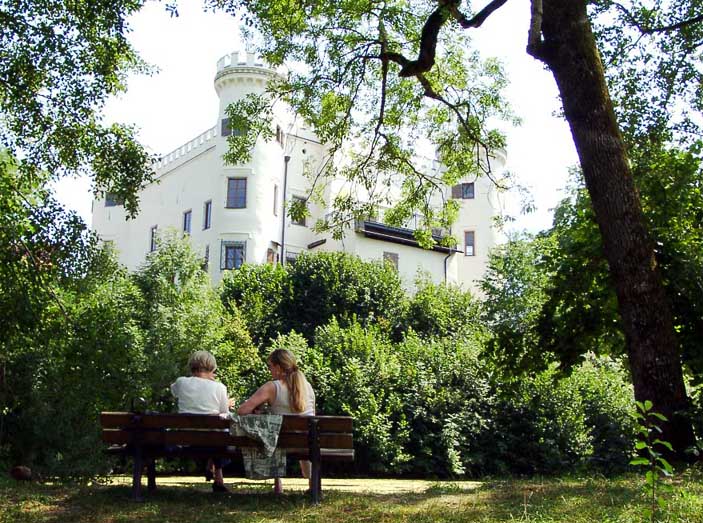 Schatten am Schloß unter alten Bäumen