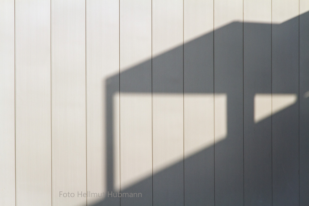 SCHATTEN AN DER WAND