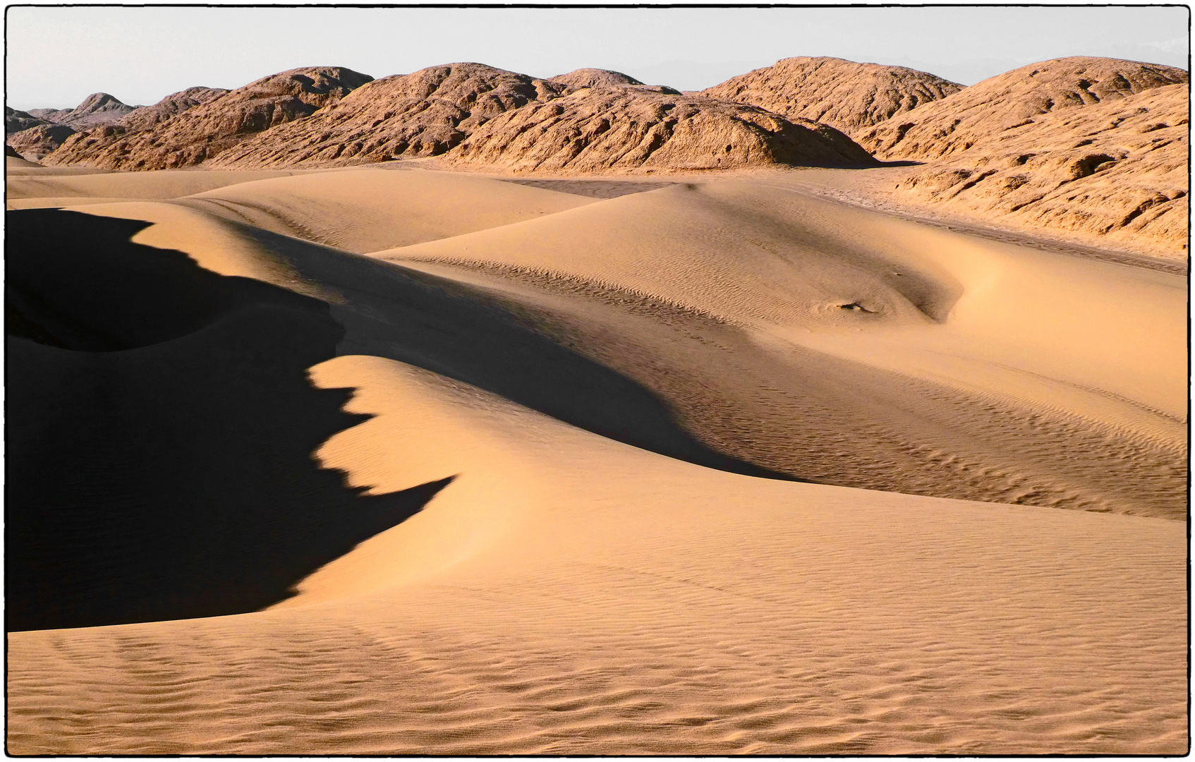 SCHATTEN AUF DEM WÜSTENSAND.....