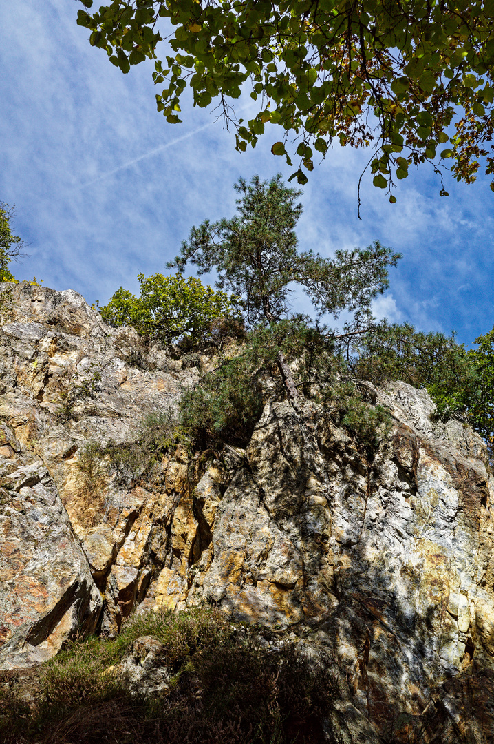 Schatten auf der Felswand