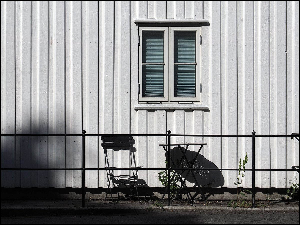 Schatten auf der Holzhauswand