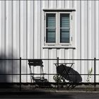 Schatten auf der Holzhauswand