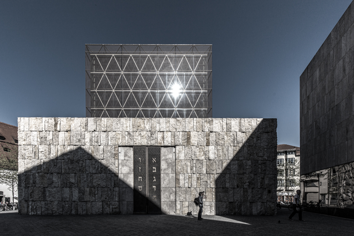 Schatten auf der Synagoge