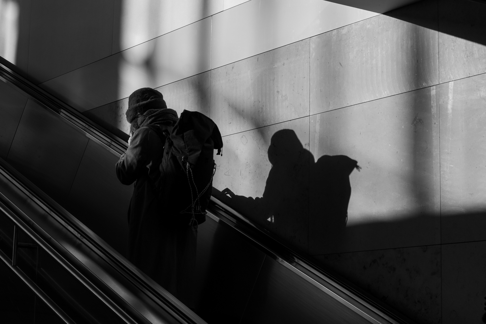 Schatten bei der Rolltreppe