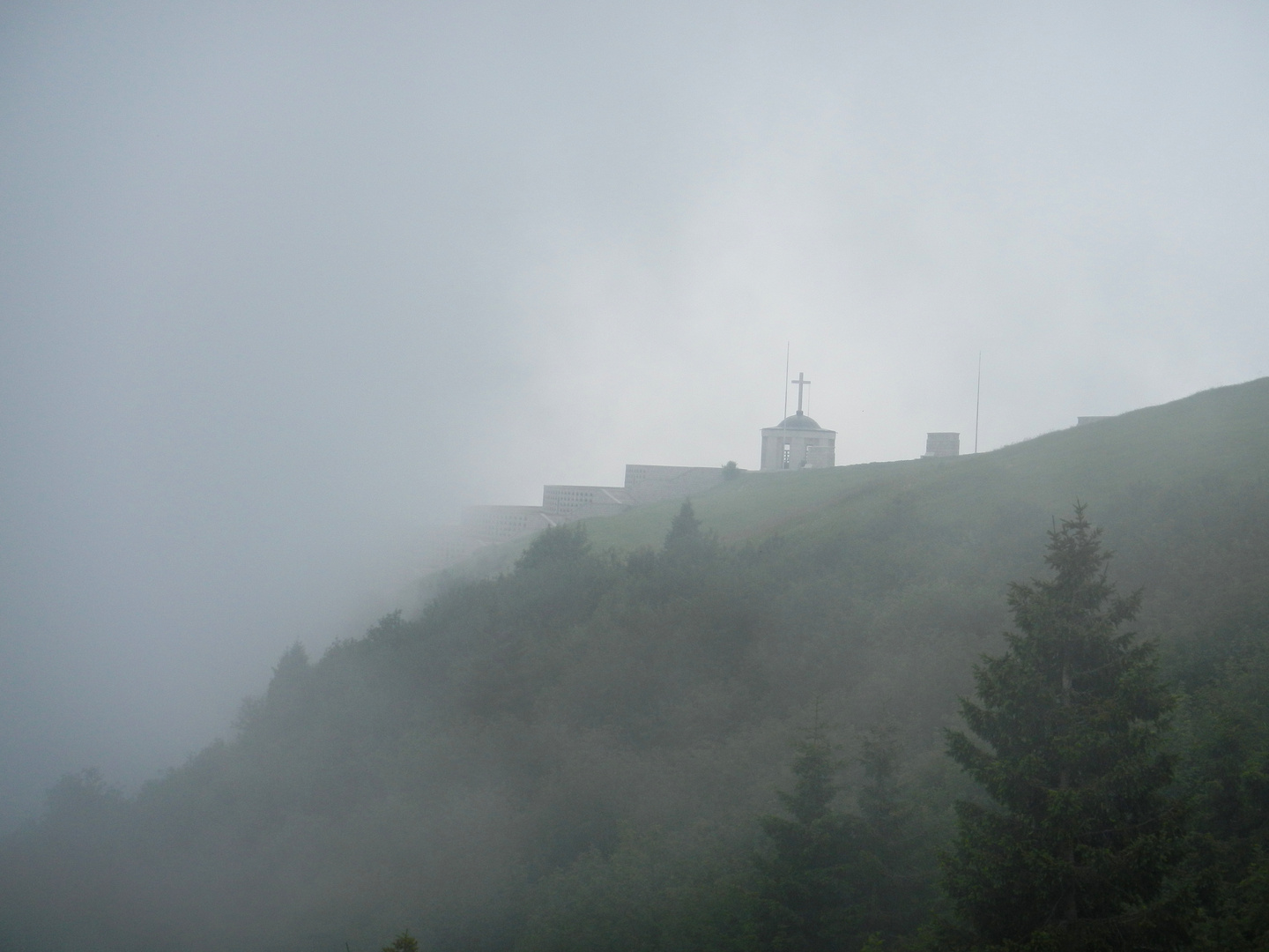 Schatten der Vergangenheit - Monument am Monte Grappa