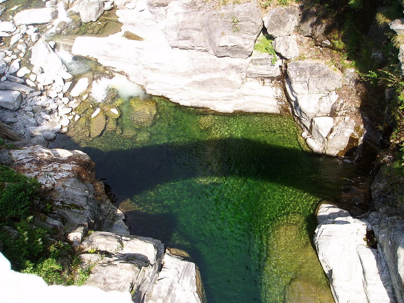 schatten einer brücke