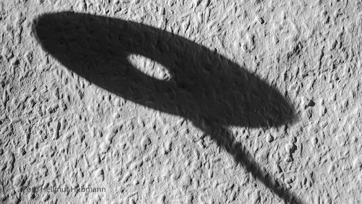 SCHATTEN EINER LEUCHTE MIT LOCH AUF RAUHFASER