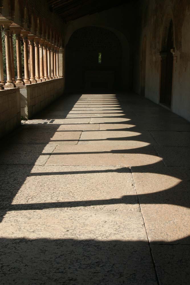 Schatten im Kreuzgang von Eva Richter 