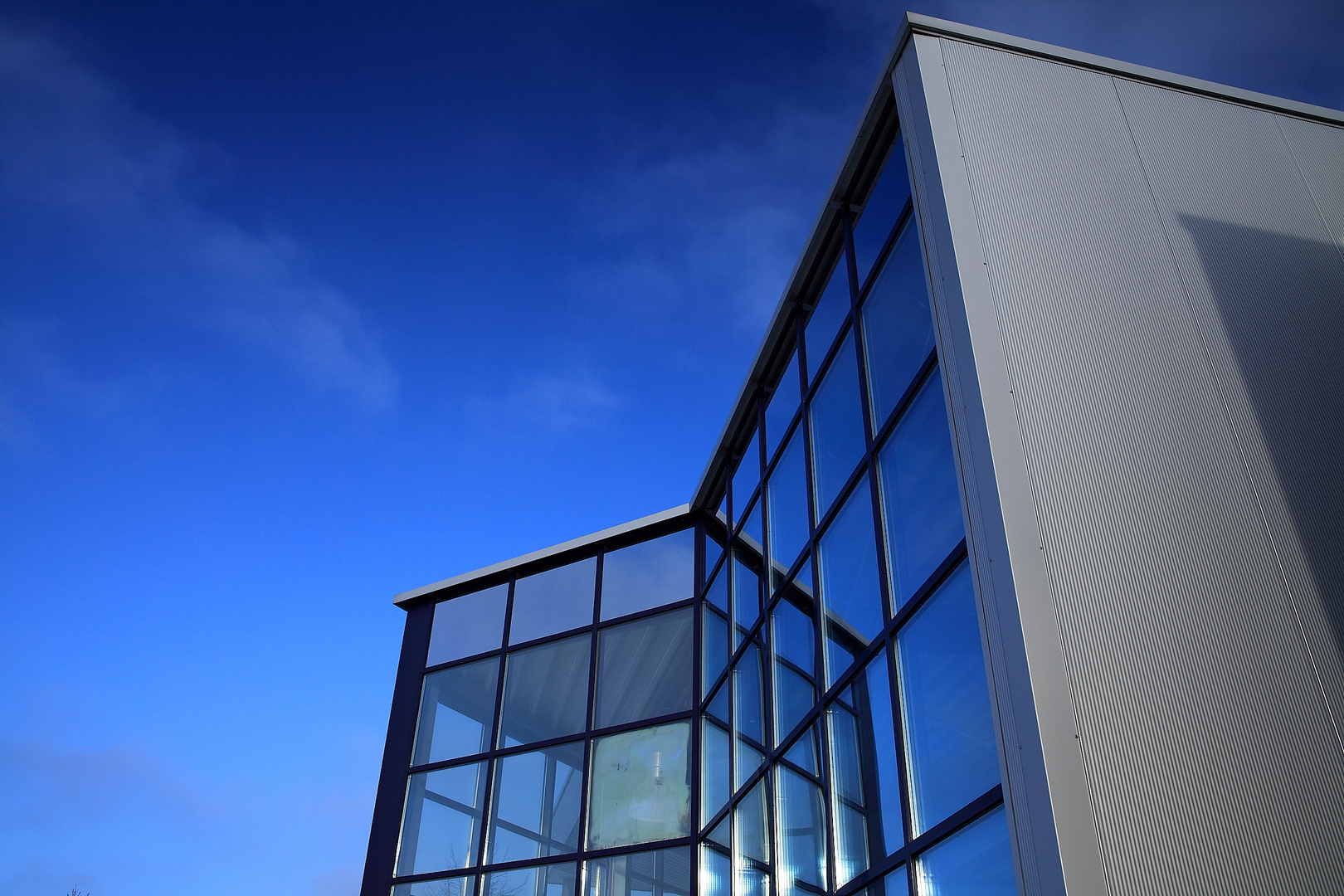 Schatten-Licht-Metall-Glas und strahlend blauer Himmel