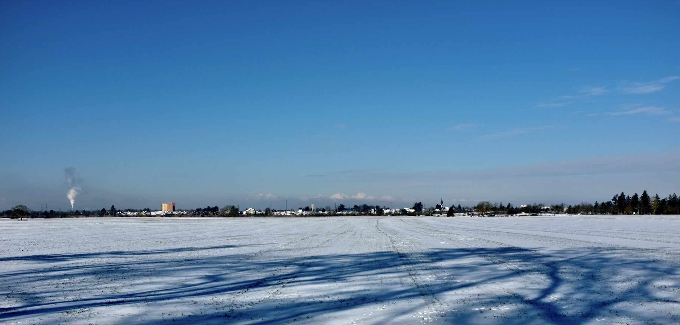 Schatten, Schnee und himmelblau