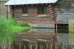 Schatten spielt mit Wasser