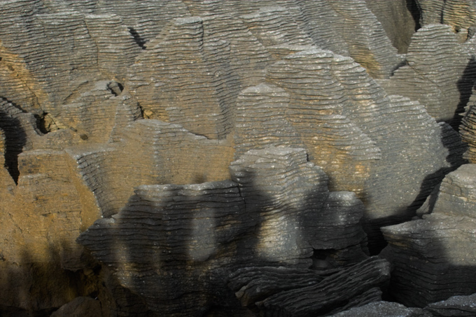 Schatten über den Pancake Rocks