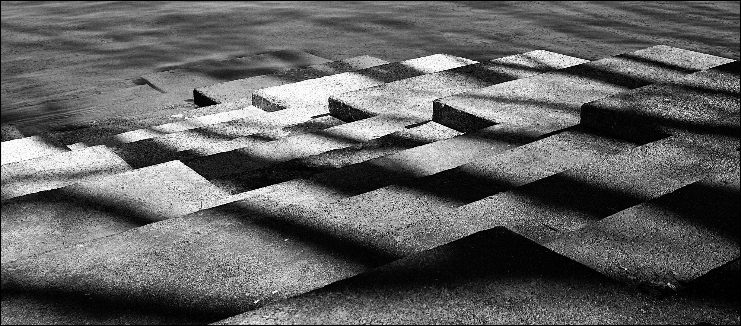 Schatten und Licht; die Treppe zum Wasser