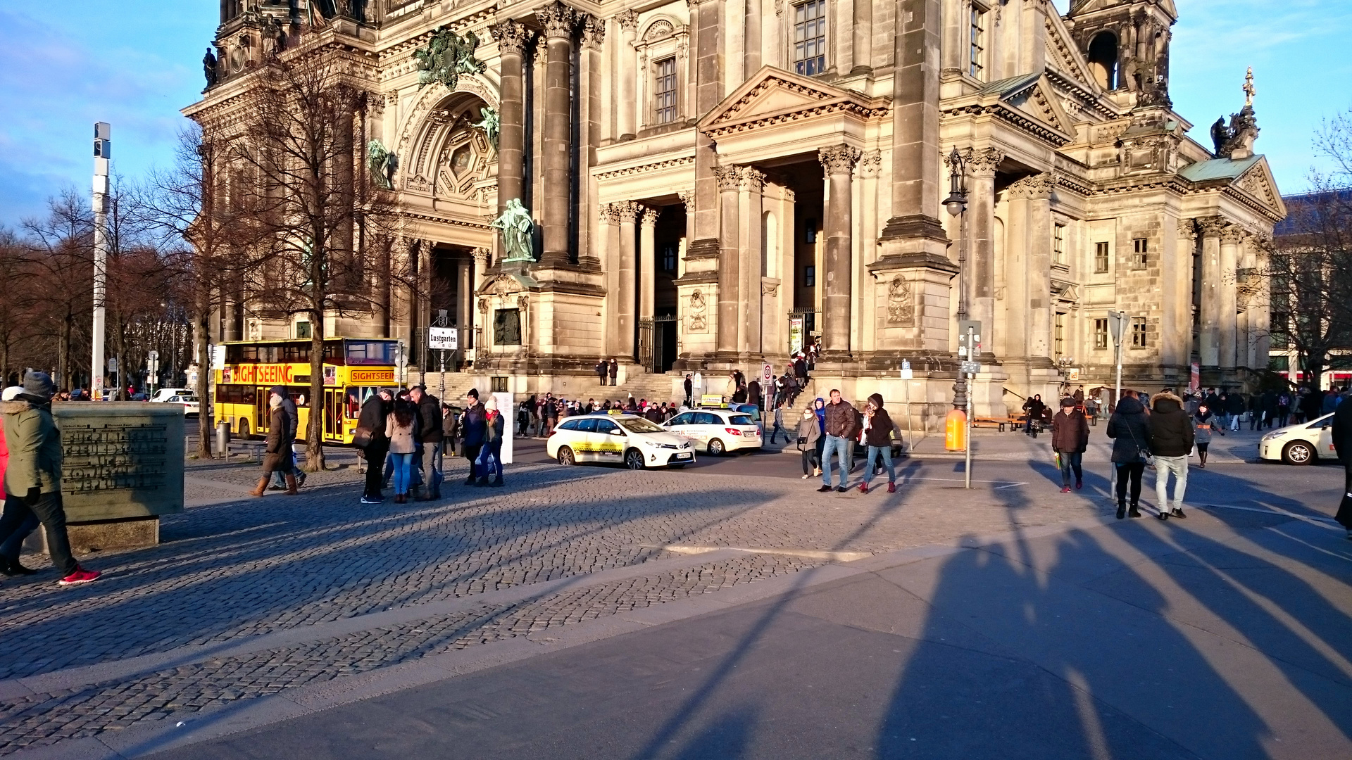 Schatten vor dem Dom