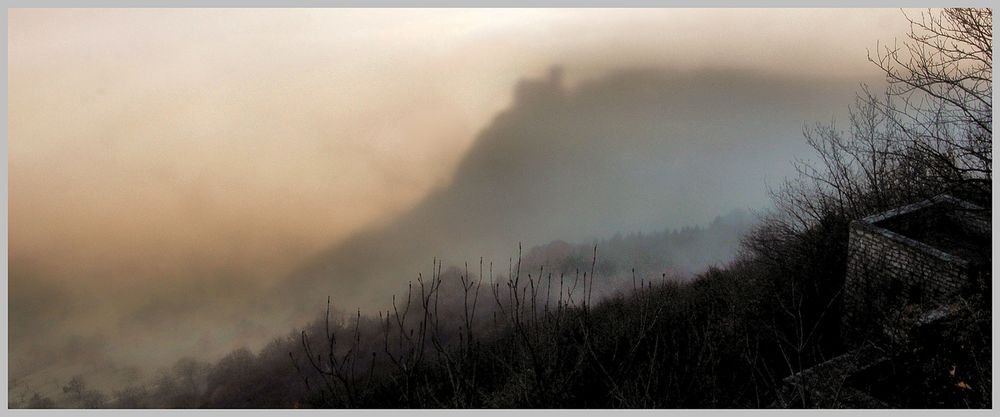 SCHATTENBURG IM NEBEL