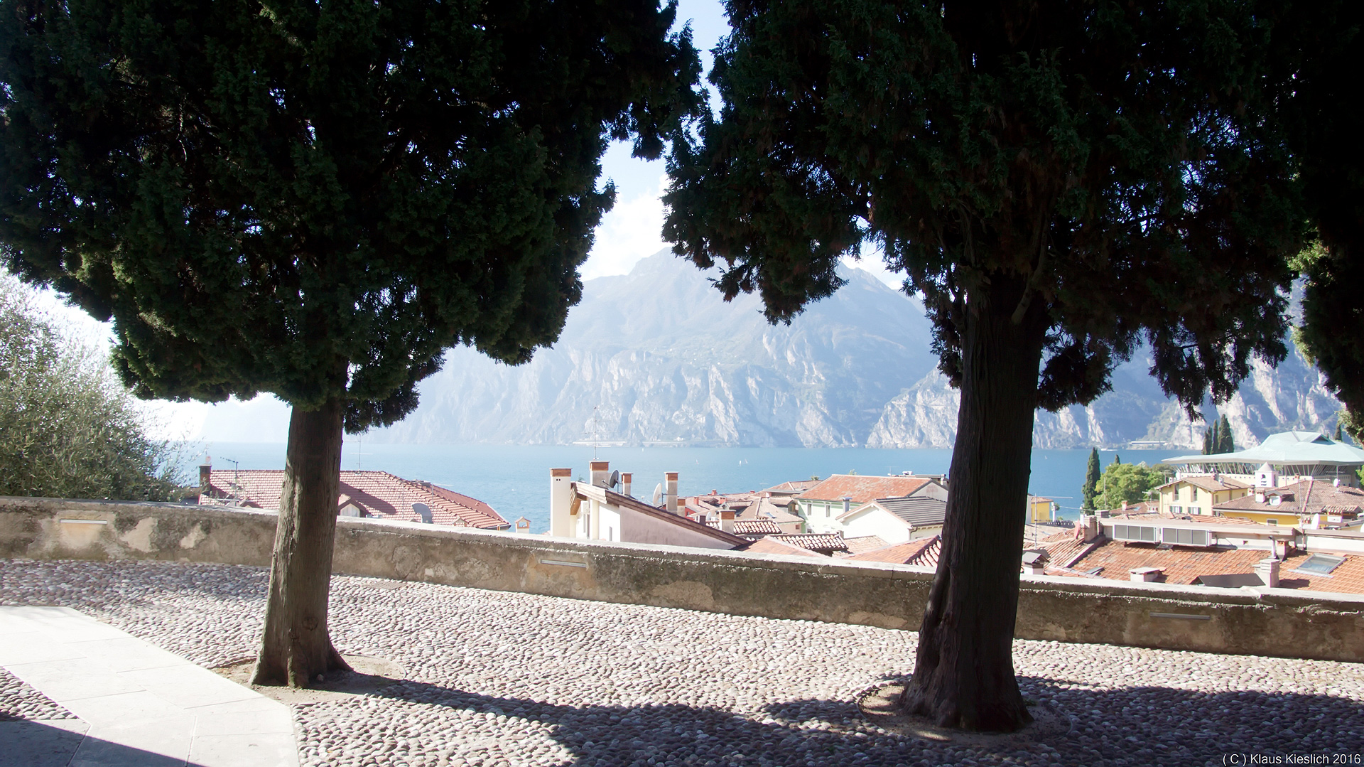 Schattenspender vor der Chiesa St Andrea in Torbole