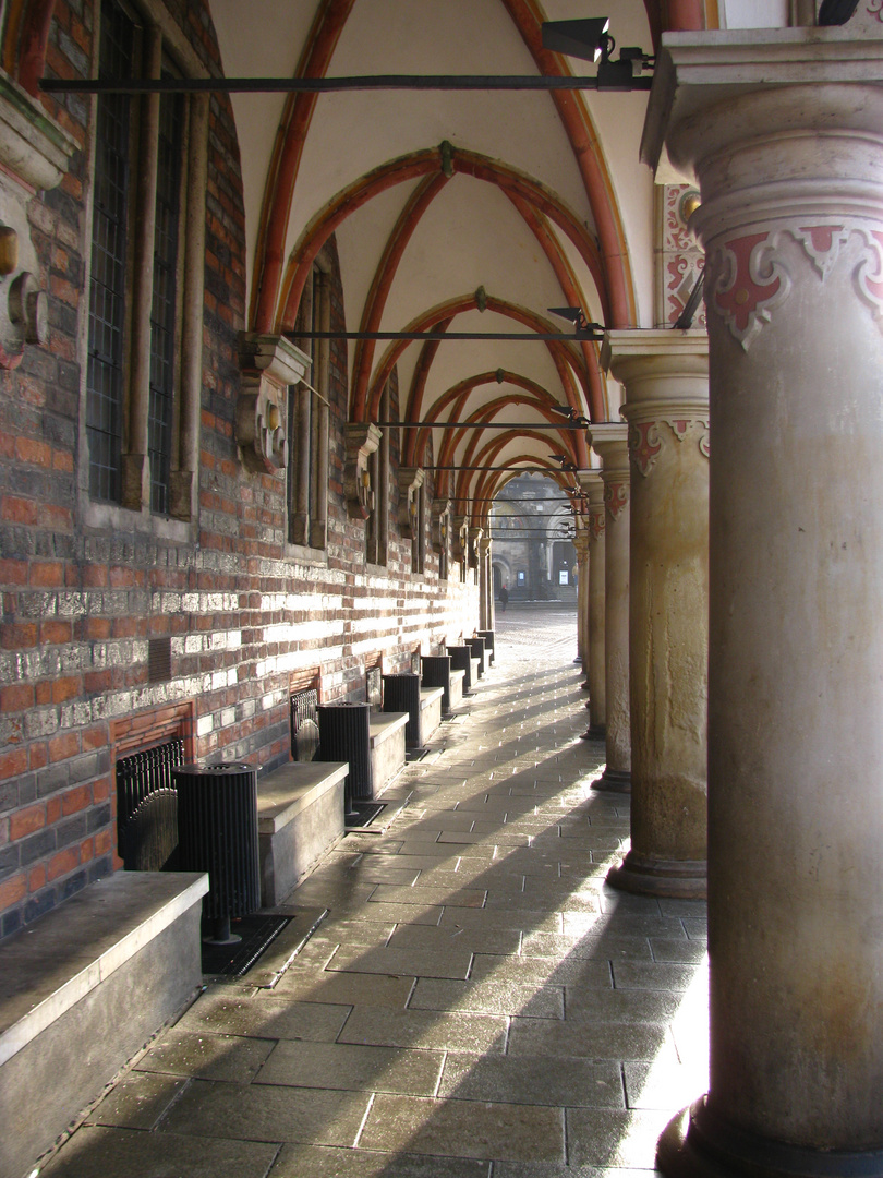 Schattenspiel am Rathaus