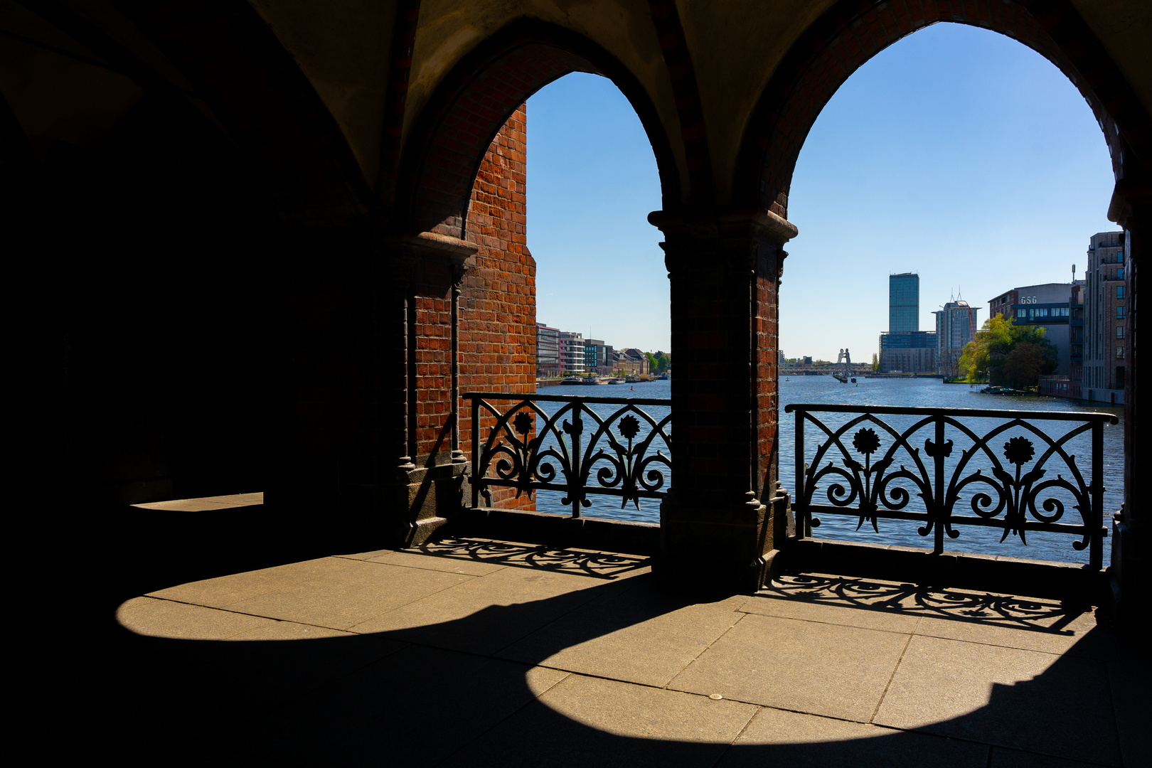 Schattenspiel an der Oberbaumbrücke