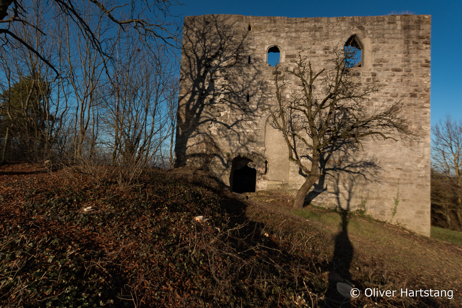 Schattenspiel auf altem Gemäuer