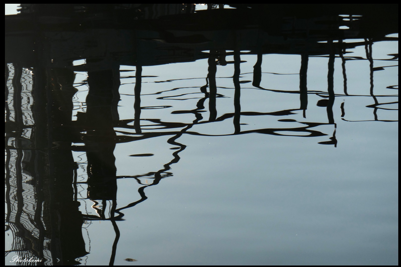 Schattenspiel auf dem Hafen-Wasser