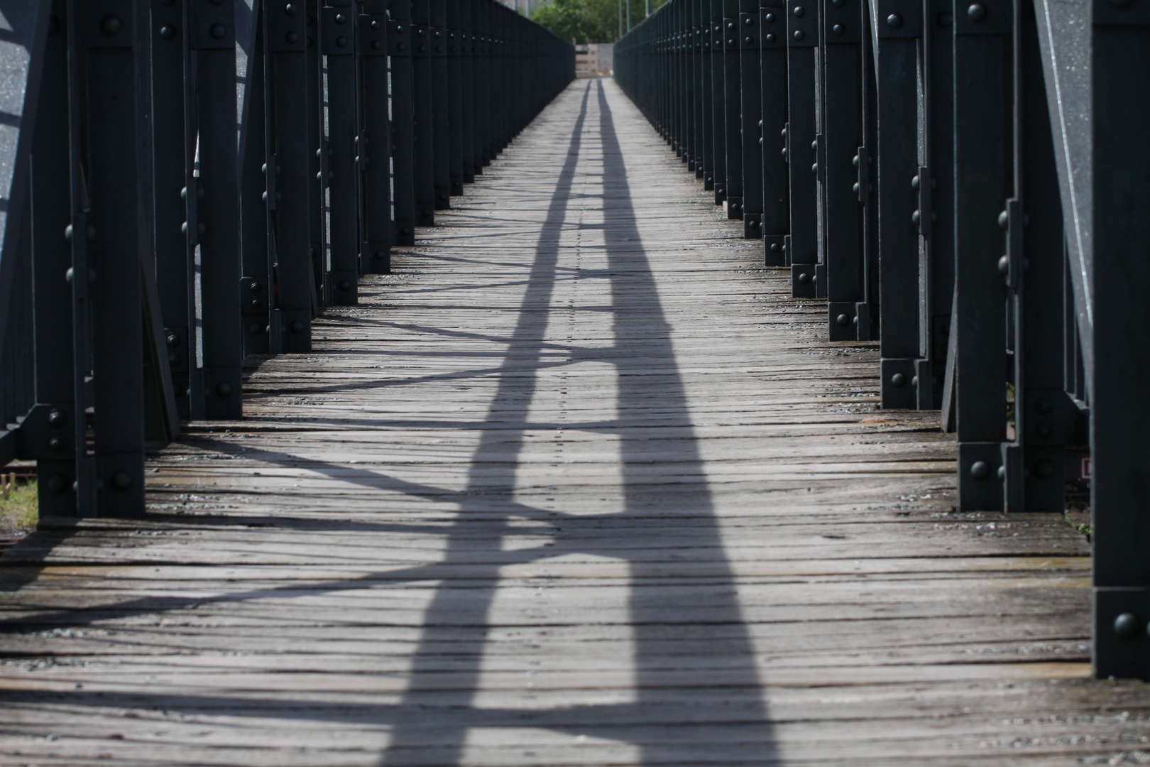 Schattenspiel auf der Luftbrücke Hof